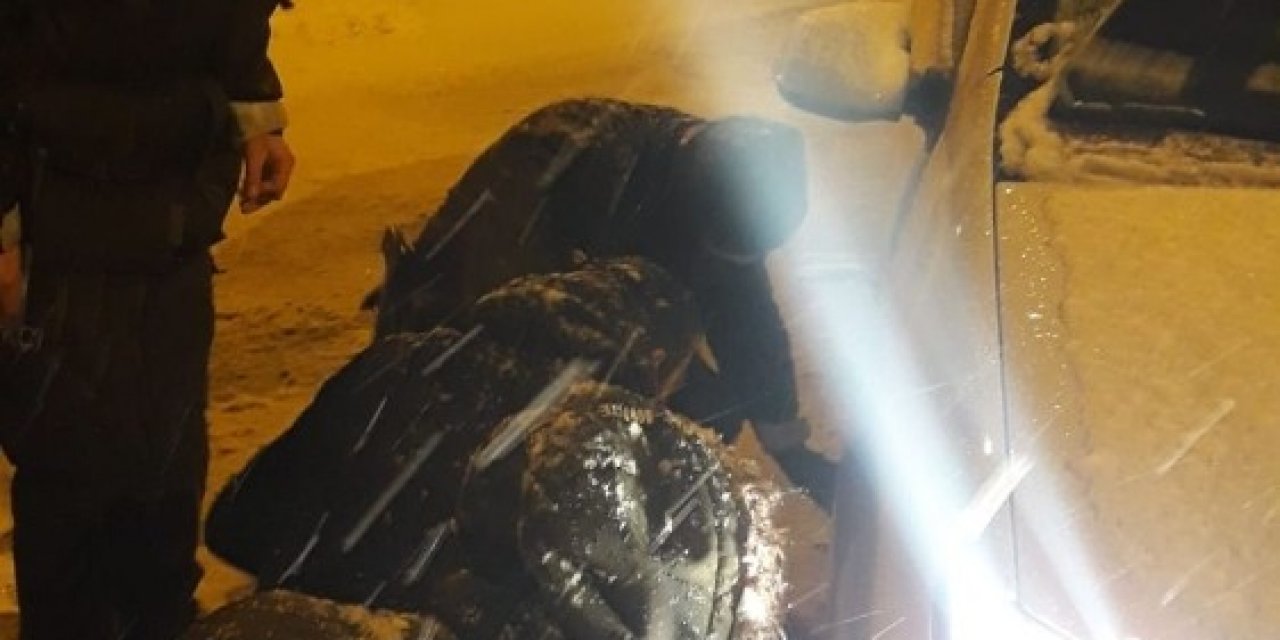 Yolda Kalan Sürücünün Yardımına Polis Yetişti