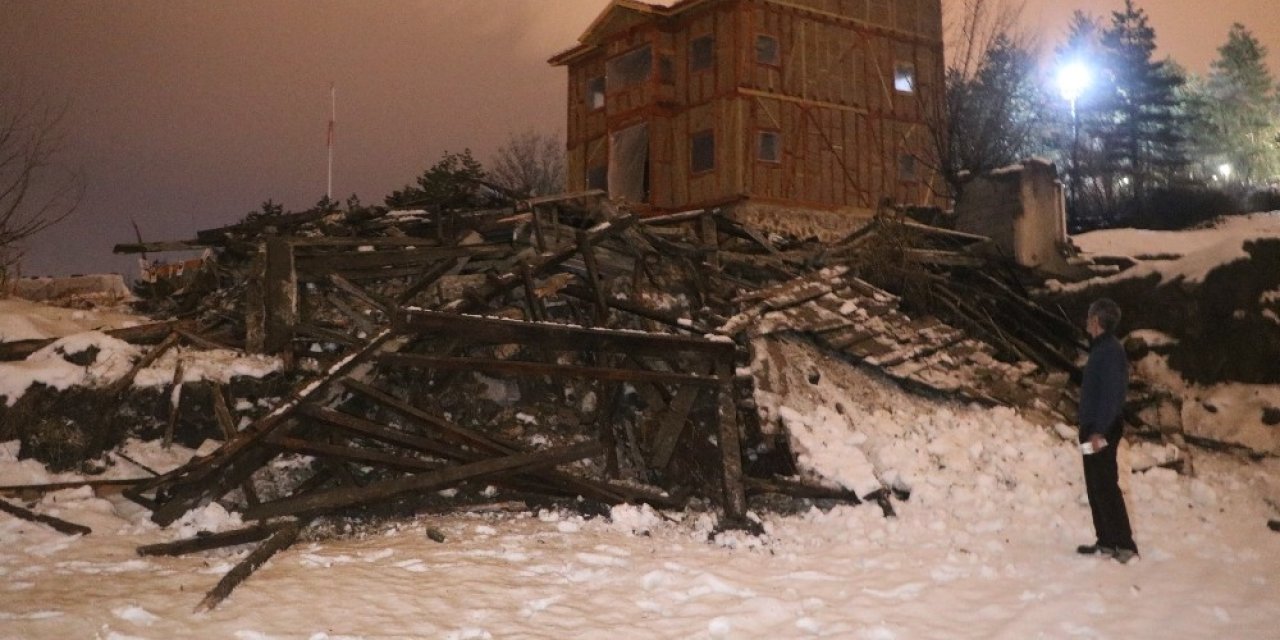 Çöken İki Katlı Ahşap Ev Ekipleri Alarma Geçirdi