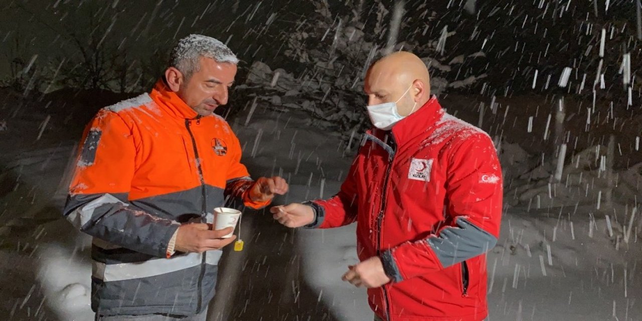 Kızılay -10 Derecede Görev Yapan Ekiplerin İçini Isıttı