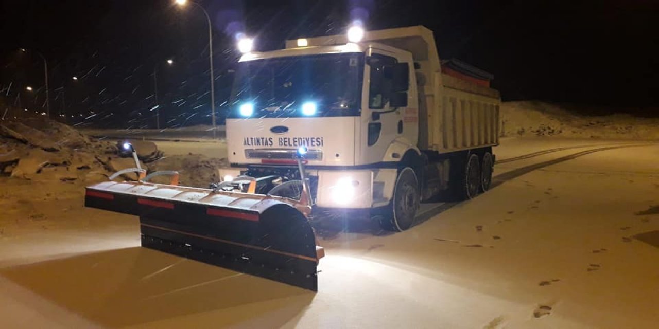 Altıntaş’ta Karla Mücadele Aralıksız Devam Ediyor