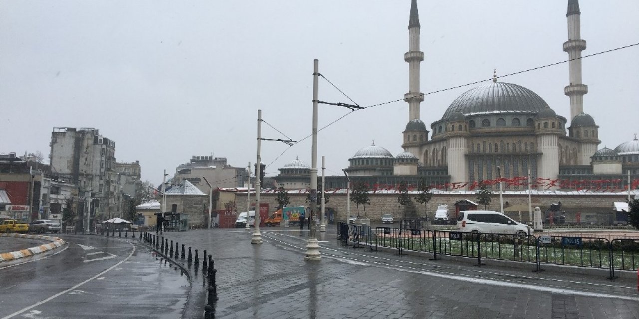 Kar Taksim Camii’nin Kubbesini Beyaza Bürüdü