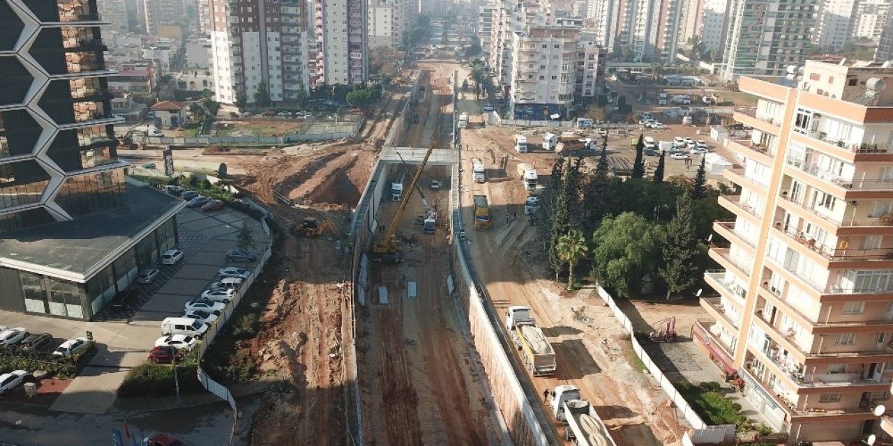 Forum Katlı Kavşağında Çalışmalar Sürüyor