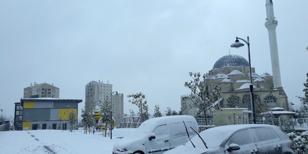Başakşehir Güne Beyaz Örtüyle Uyandı