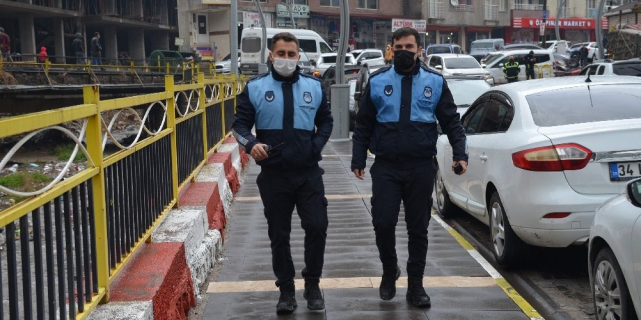 Zabıtalar Dışarıda Namaz Kılanlar Islanmasın Diye Şemsiye Tuttu