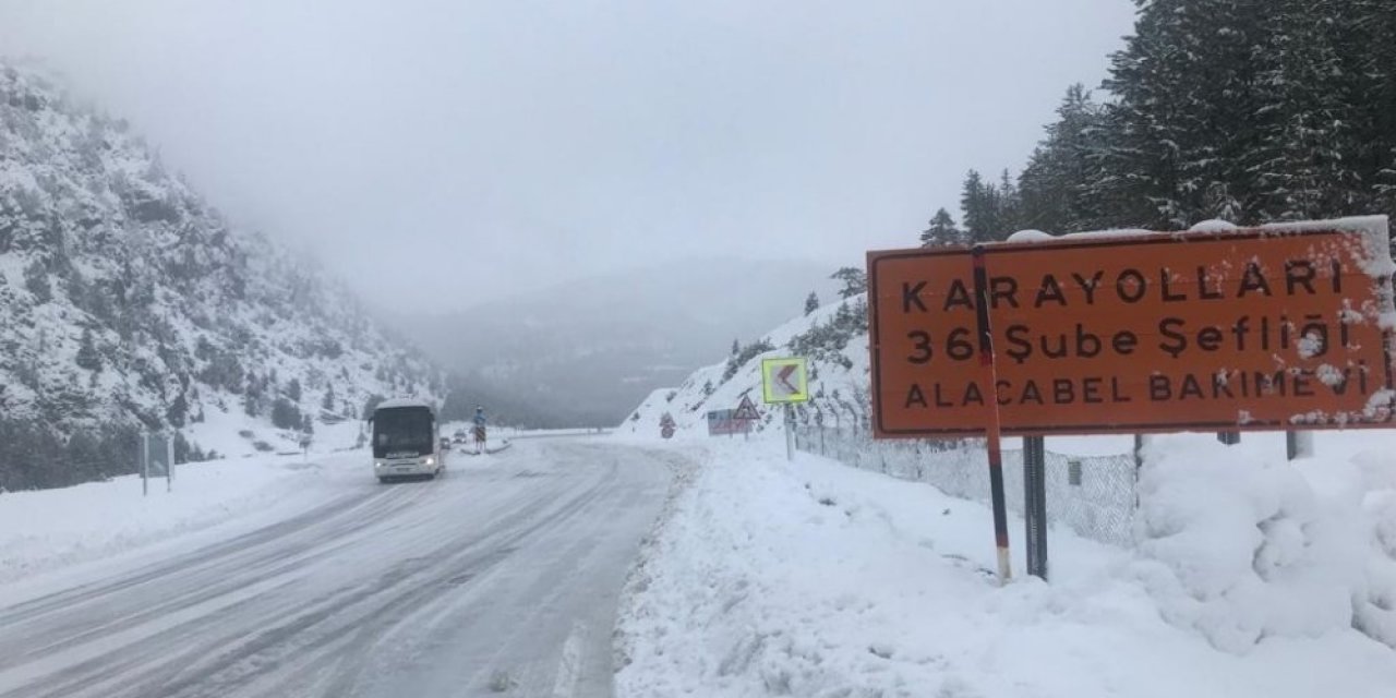 Antalya-konya Karayolunda Kar Kalınlığı 30 Santimetreye Ulaştı