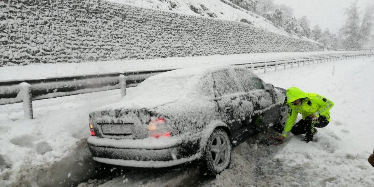 Yolda Kalan Vatandaşların Yardımına Polis Ekipleri Koştu