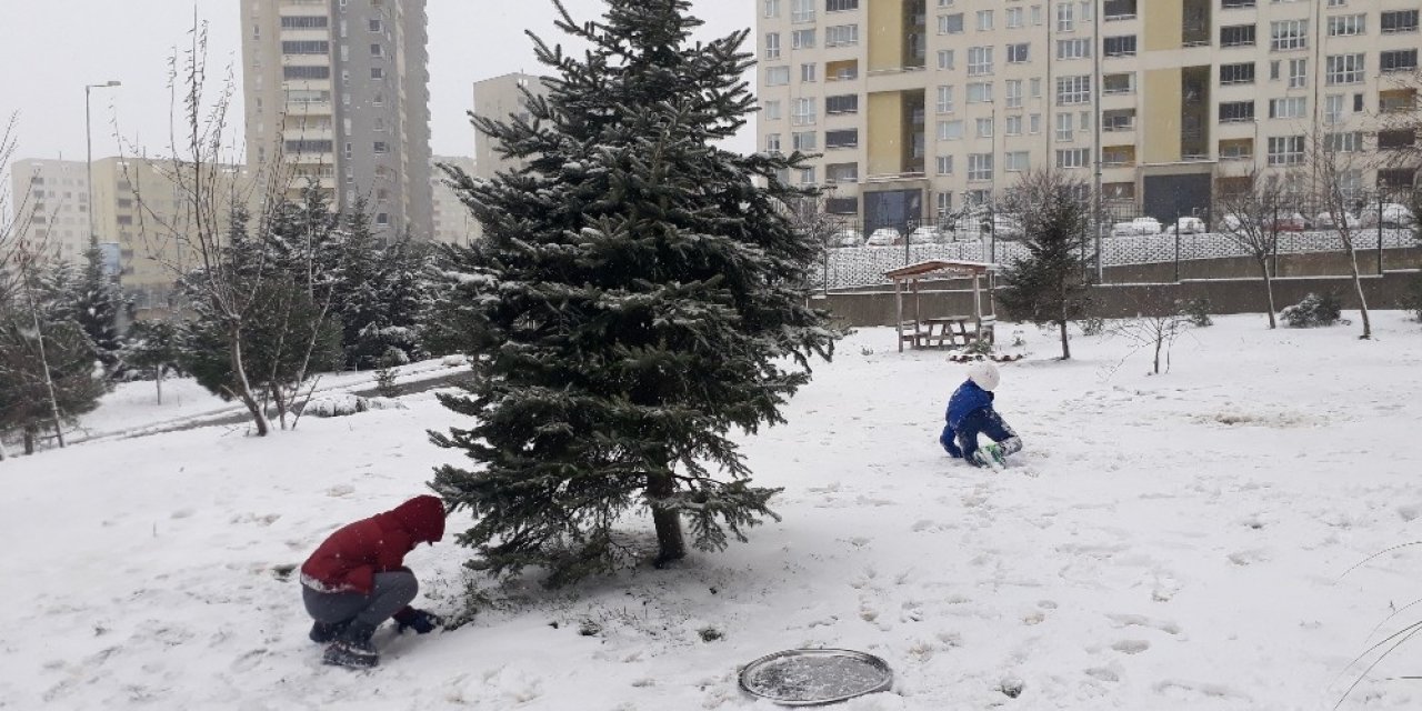 Başakşehir’de Çocuklar Kartopu Oynayıp, Tepsiyle Kaydılar