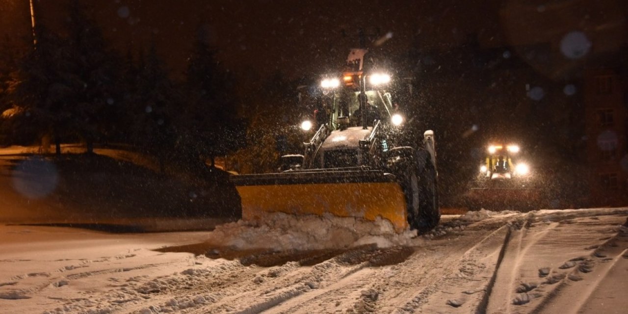 Bozüyük’te Yol Açma Çalışmaları Gece Boyunca Devam Etti