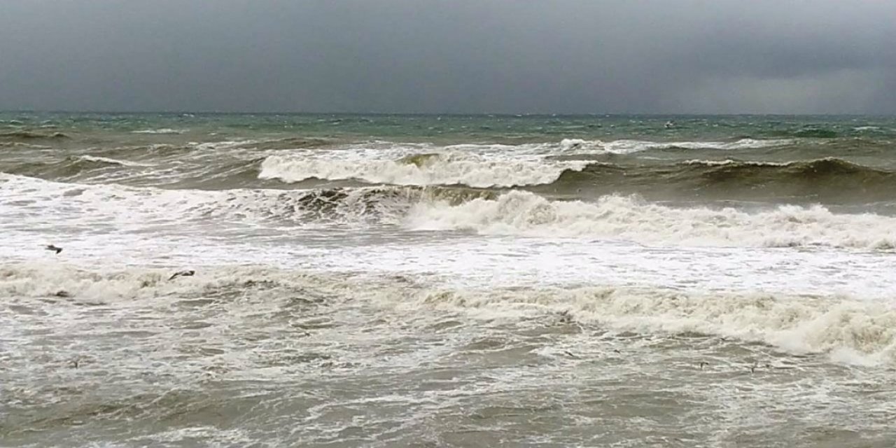 Karadeniz’de Dalgalar Sahilleri Dövüyor