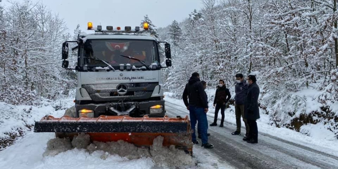 Yenice’de Buzlanan Yolda Tır Şarampole Devrildi