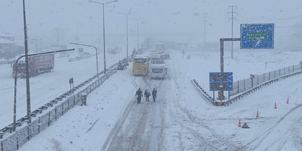Tem Otoyolu Kar Nedeniyle Trafiğe Kapandı