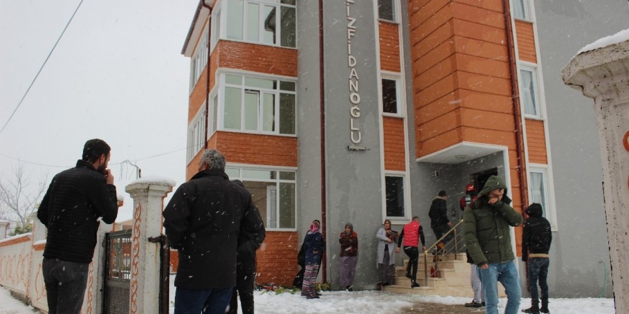 Binanın Elektrik Panosunda Çıkan Yangın Vatandaşı Sokağa Döktü