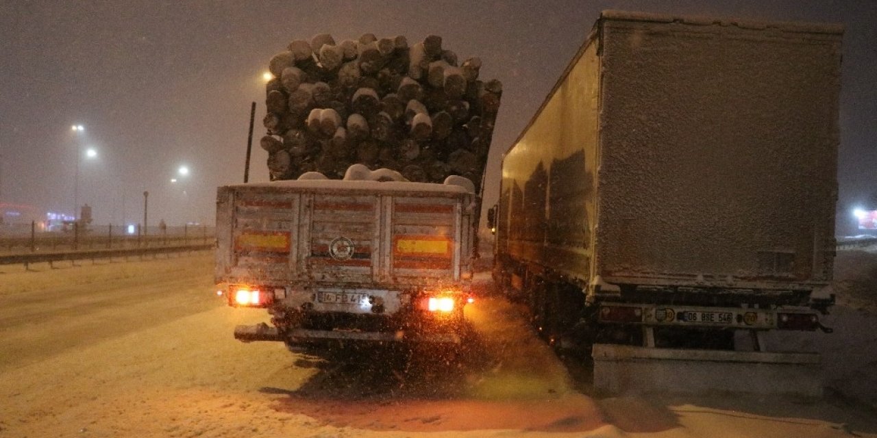 Bolu Dağı’nda Kar Nedeniyle Ulaşımda Aksaklık Yaşanıyor