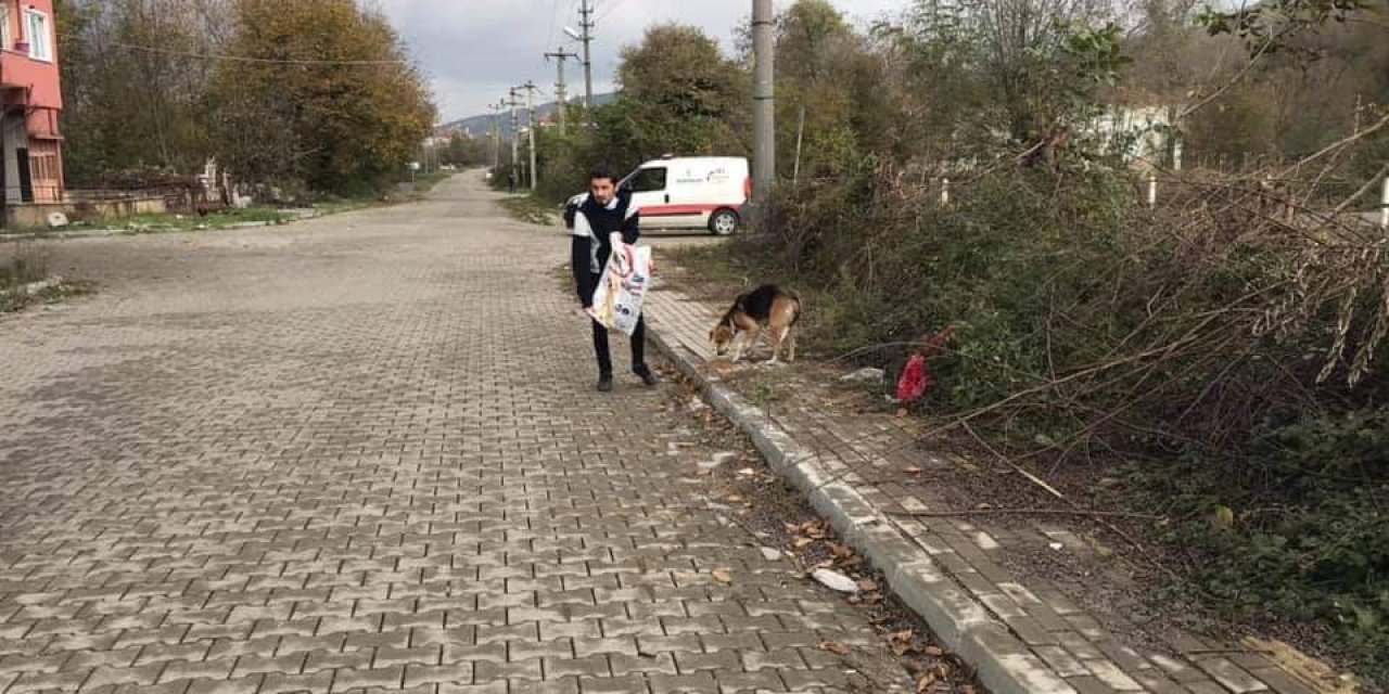 Kazancının Yarısını Sokak Hayvanları İçin Harcıyor