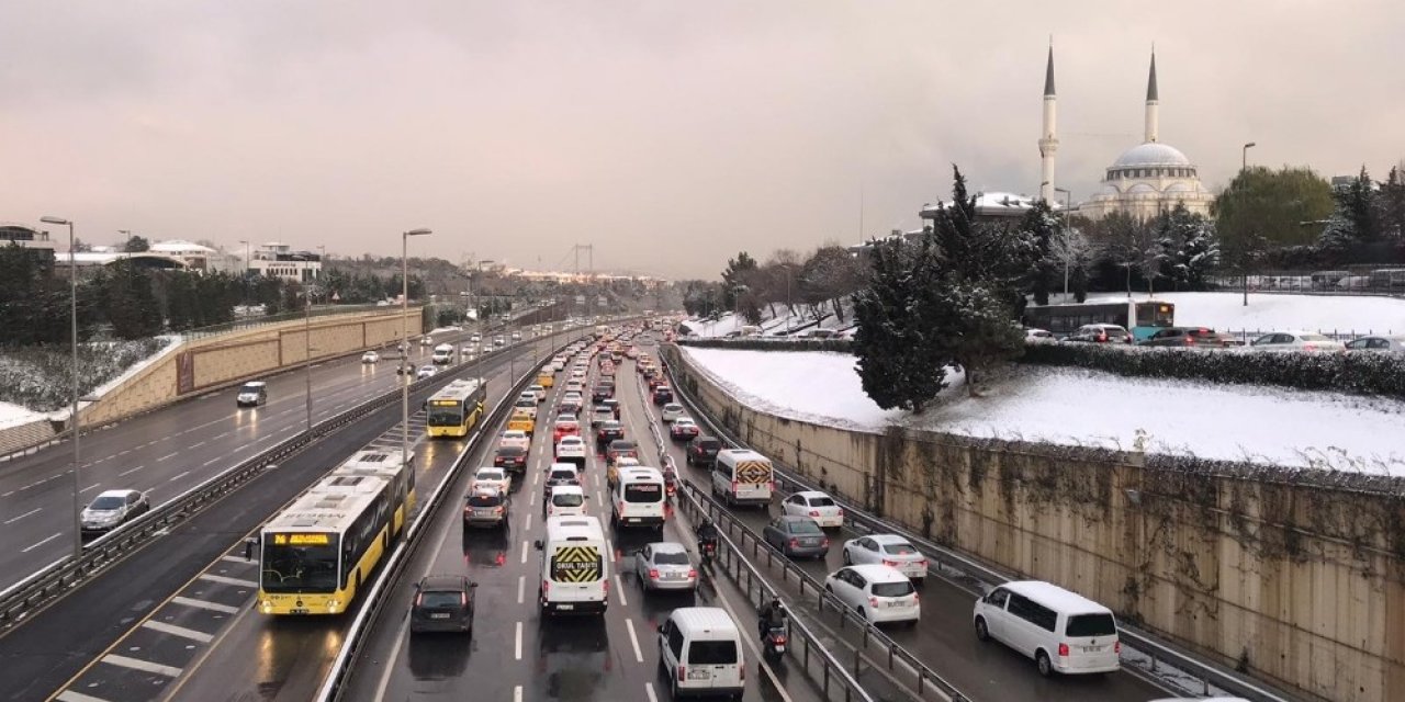 İstanbul’da 56 Saatlik Kısıtlama Sonrası 15 Temmuz Şehitler Köprüsü’nde Trafik Yoğunluğu