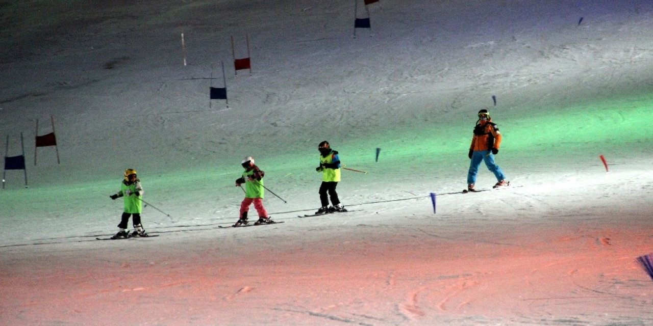 Sporcular Gece Kayağı İle Yarışmalara Hazırlanıyorlar