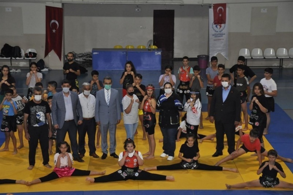 Kaymakam Demir’in ziyaretinde sporcular gösteri yapıp, muay thai eldiveni hediye ettiler