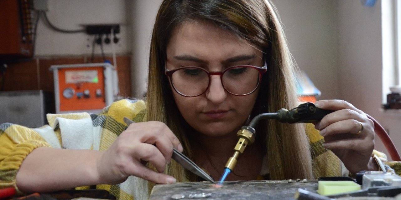 Kadın Altın Ustası: “Pandemide İnsanlar Birbirlerini Mutlu Etmek Adına Özel Tasarımları Tercih Ediyor”