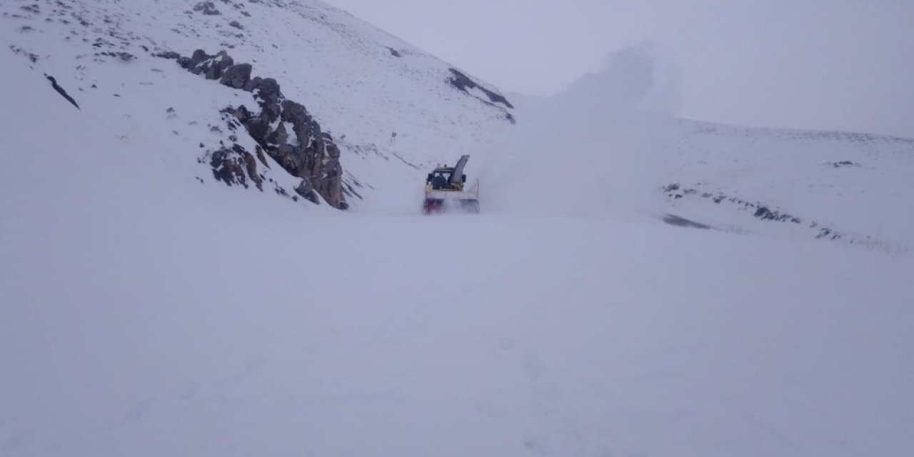 Hakkari’de 195 Yerleşim Yerinin Yolu Ulaşıma Kapandı