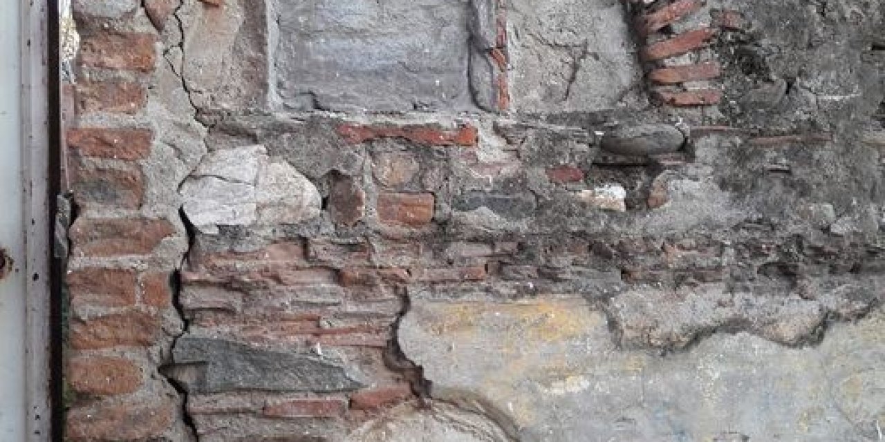 Tarihi Çeşmenin Kitabesini Çaldılar