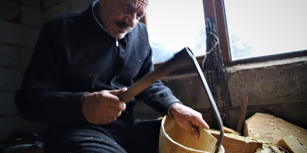 69 Yaşında, Saz Teknesi Yapıp Fransa’ya Bile Satıyor