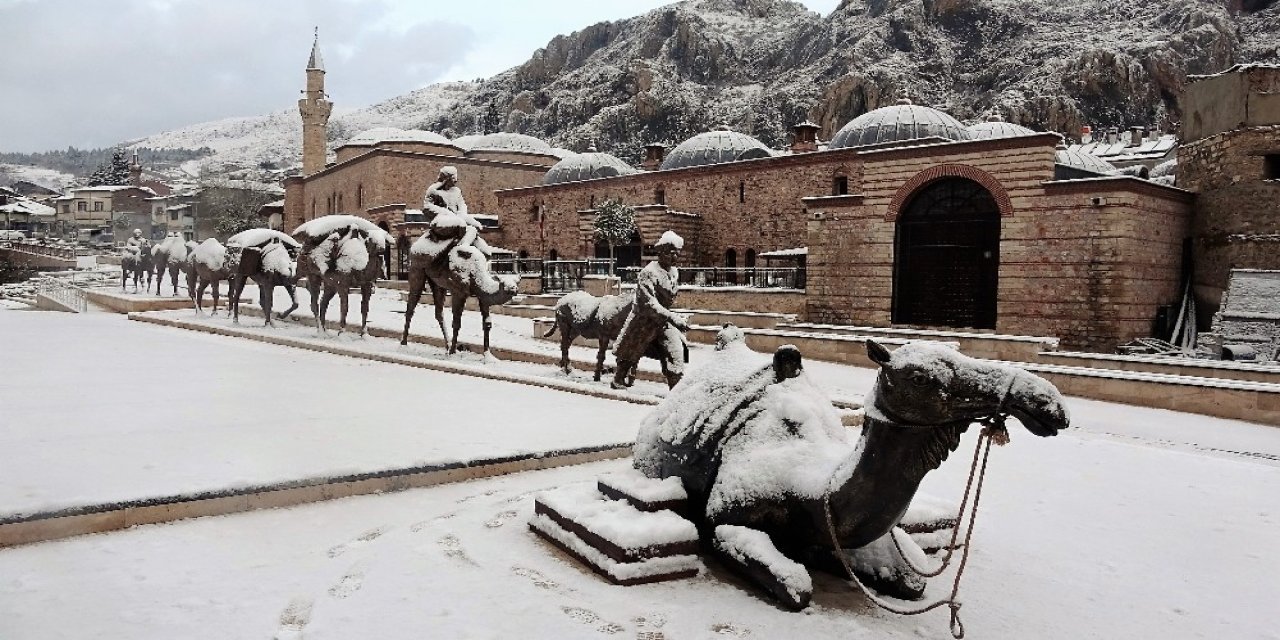 Tokat’ta Tarihi Çarşı Beyaz Gelinlik Giydi