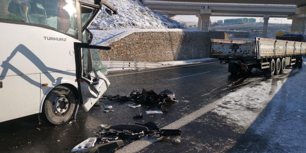 Kocaeli Gebze'de feci kaza Tır ile Midibüs çarpıştı biri ağır 10 kişi yaralandı