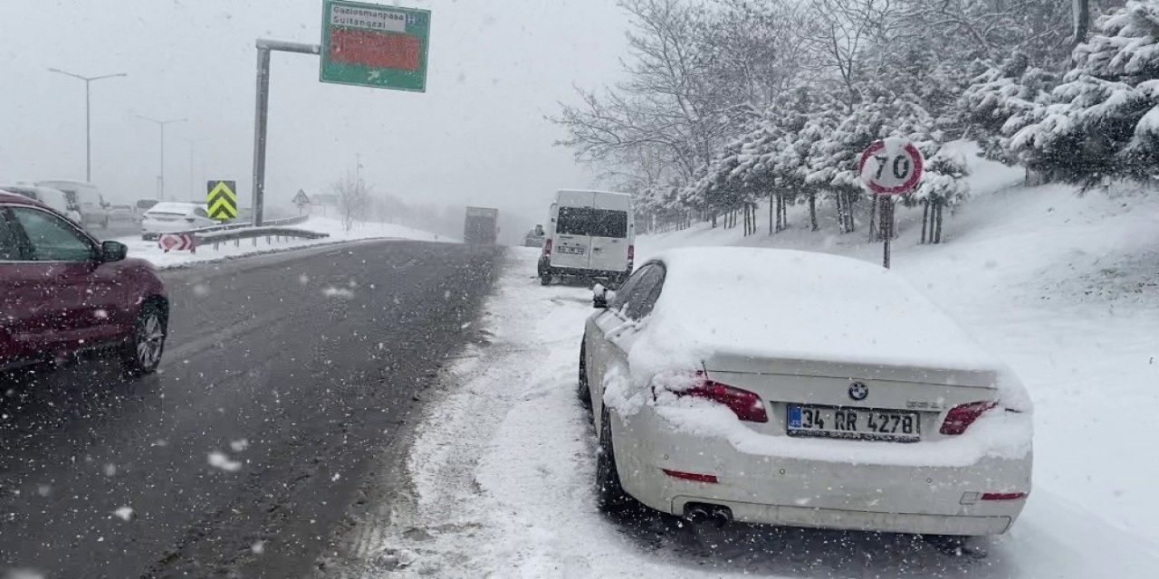 Sultangazi’de Kar Nedeniyle Sürücüler Araçlarını Yol Kenarına Park Etti