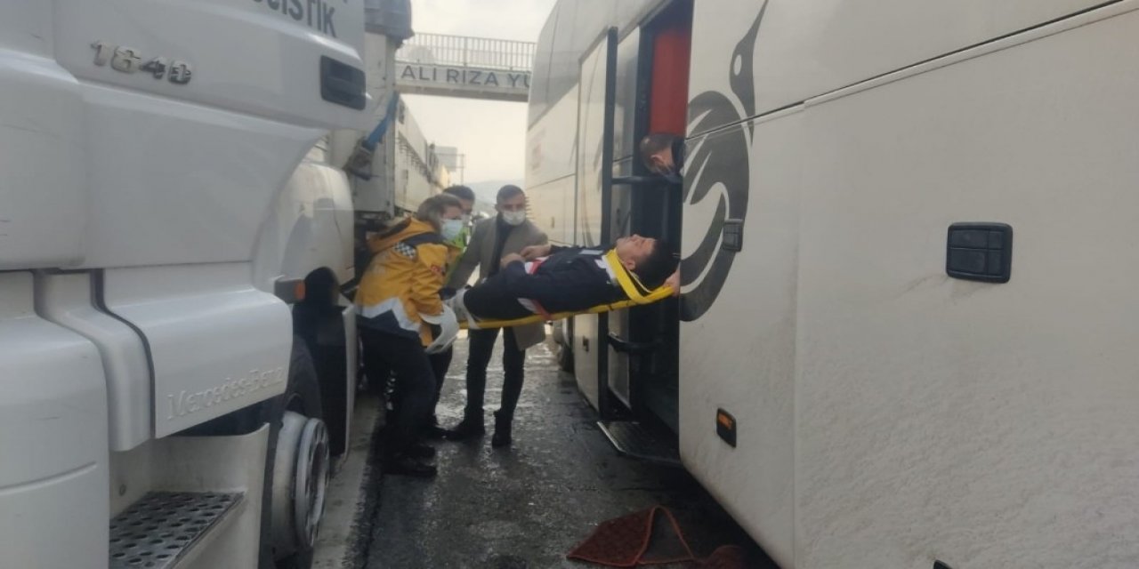 Tıra Arkadan Çarpan Yolcu Otobüsü Muavini Yaralandı