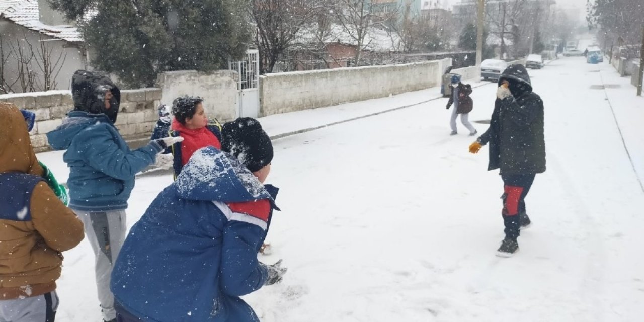 Kar Yağışı Çocukların Yüzünü Güldürdü