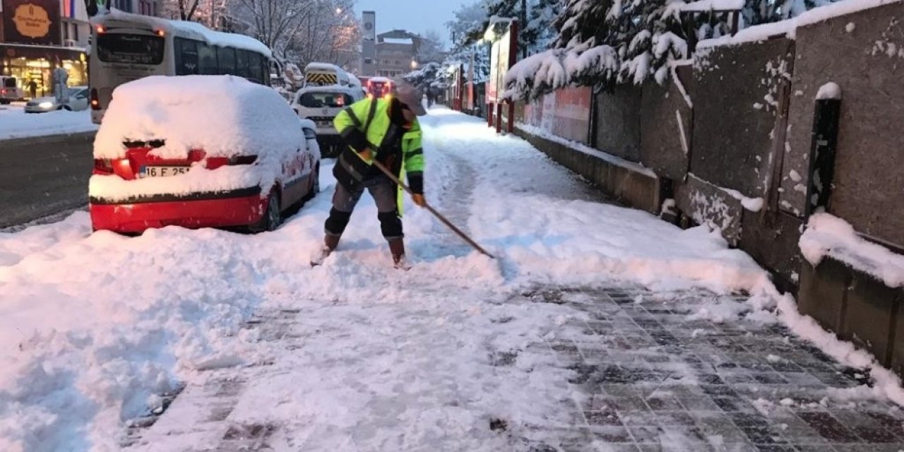 Kaldırımlar Kar Ve Buzdan Temizleniyor