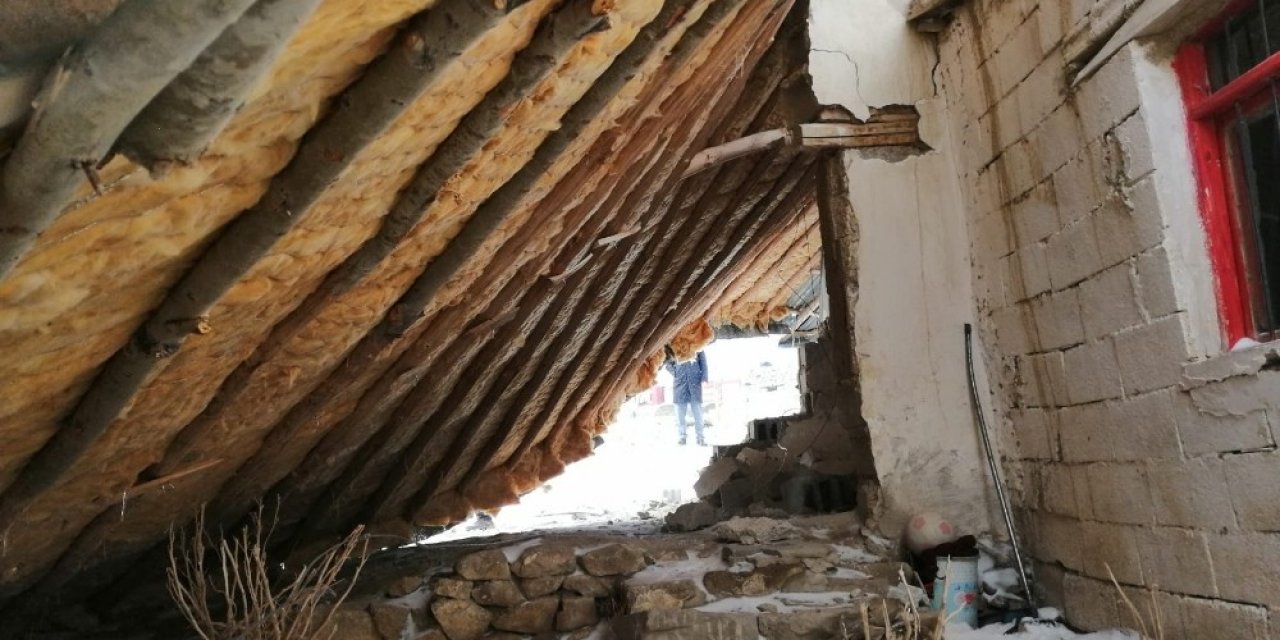 Fırtınanın Uçurduğu Çatı Bir Evin Üzerine Düştü