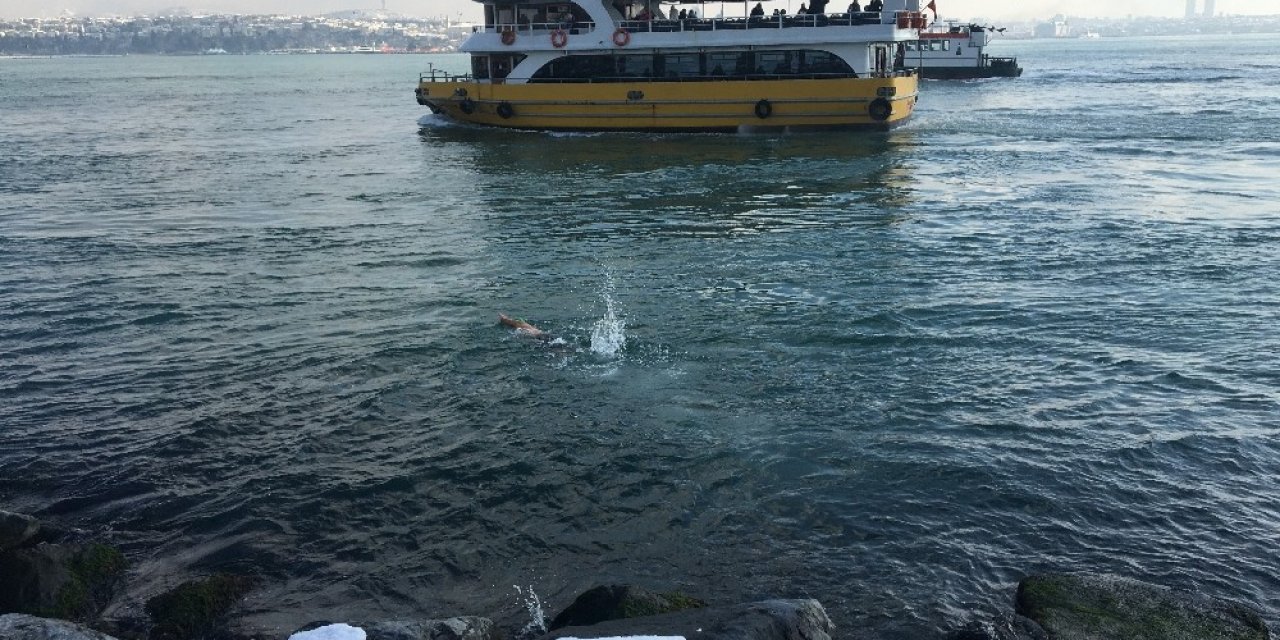 Sarayburnu Sahili’nde Karda Deniz Ve Sucuk Keyfi