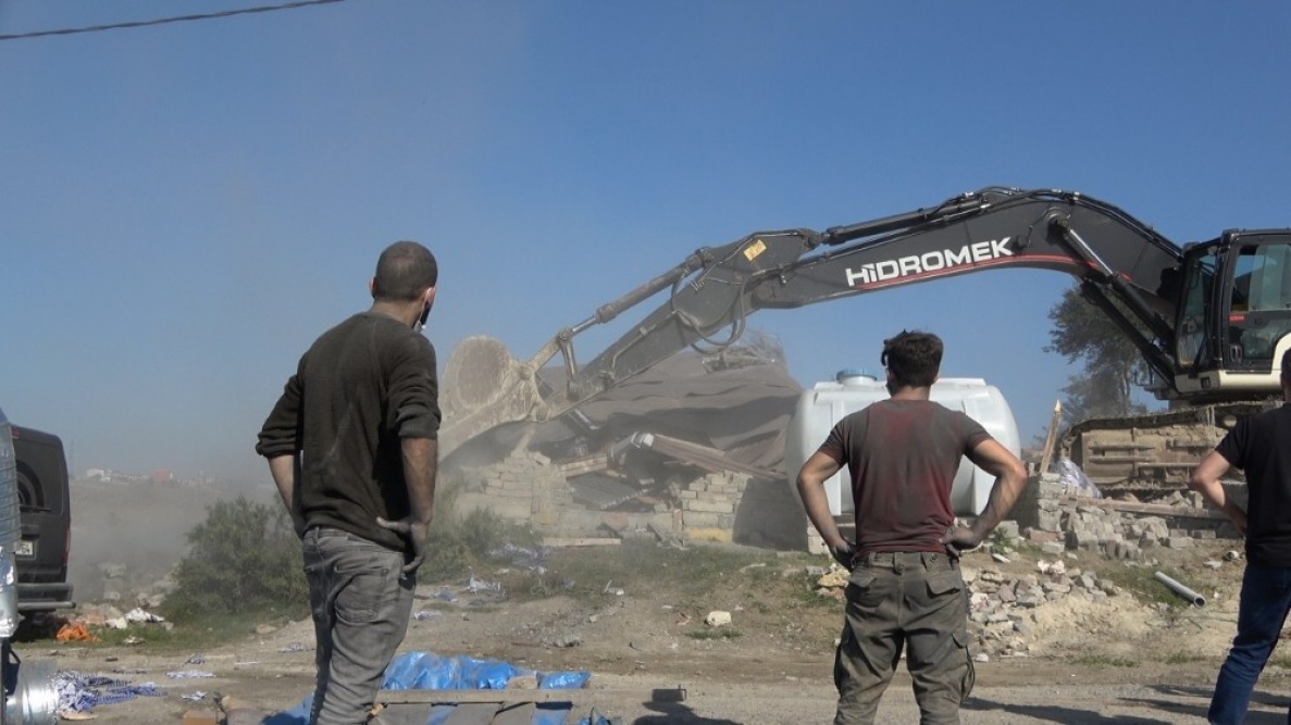 Metruk ve yasal olmayan yapıların yıkımına başlandı.