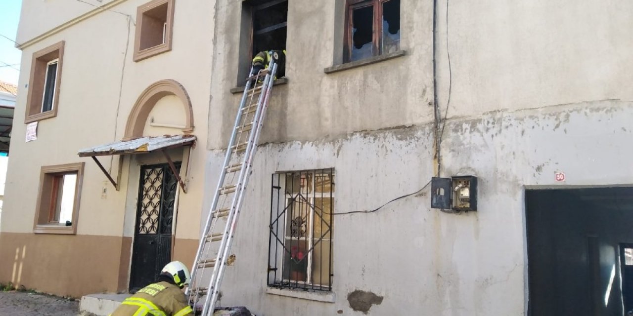 Sigara İzmaritinden Çıkan Yangında Ev Küle Döndü