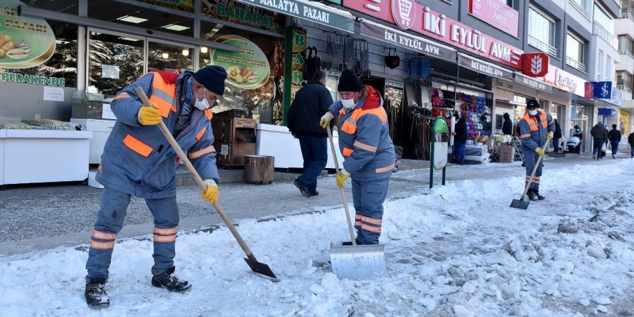 Yol Ve Kaldırımlarda Küreme Ve Tuzlama Çalışmaları
