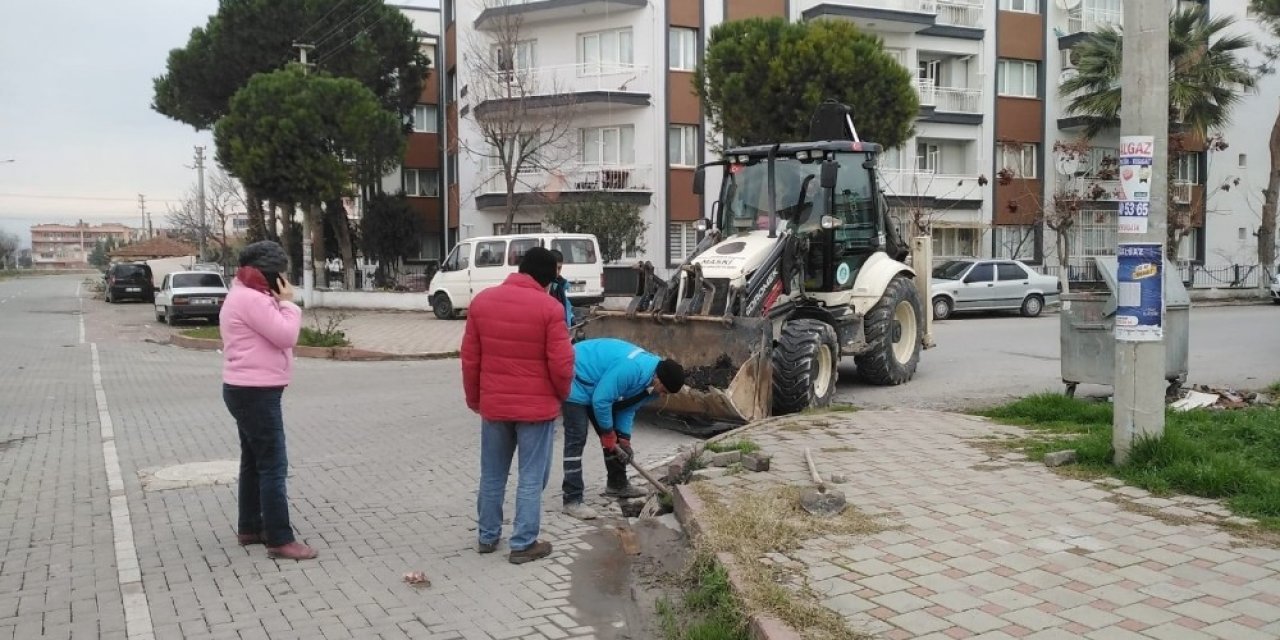 Mahalle Muhtarından Vatandaşlara "yağmursuyu Izgaralarını Temiz Tutalım" Çağrısı