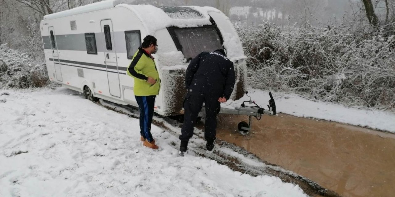 Kara Saplanan Karavanın İmdadına Jandarma Yetişti