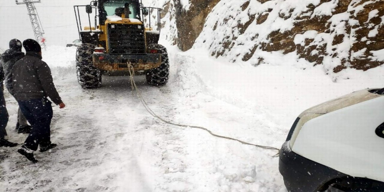 Siirt’te Karda Mahsur Kalan Yolcu Minibüsü Kurtarıldı