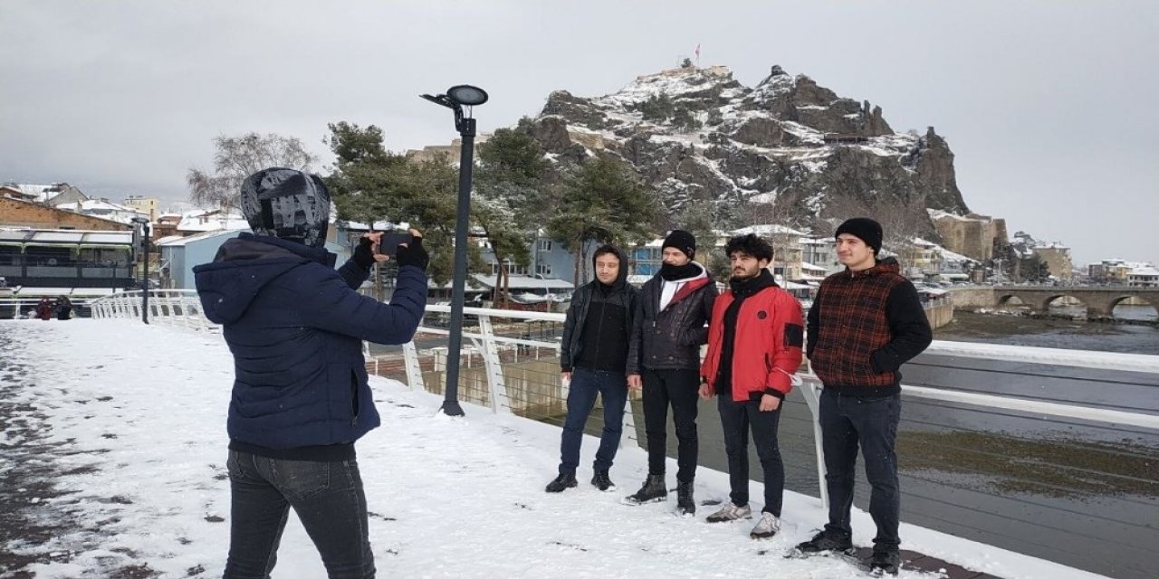 Beyaz Örtüyle Kaplanan Tarihi Kaleye Karşı Hatıra Fotoğrafı
