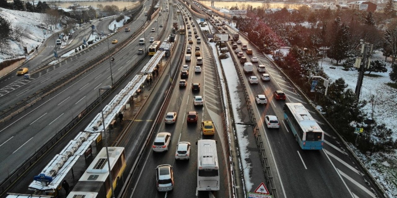 İstanbul’daki Trafik Yoğunluğu Havadan Görüntülendi