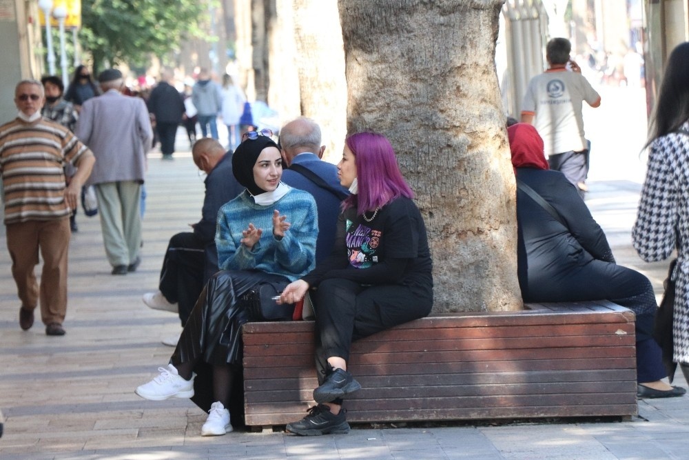 Sigara içme yasağının 2’inci gününde vatandaşlar umursamadan sigara kullanmaya devam etti