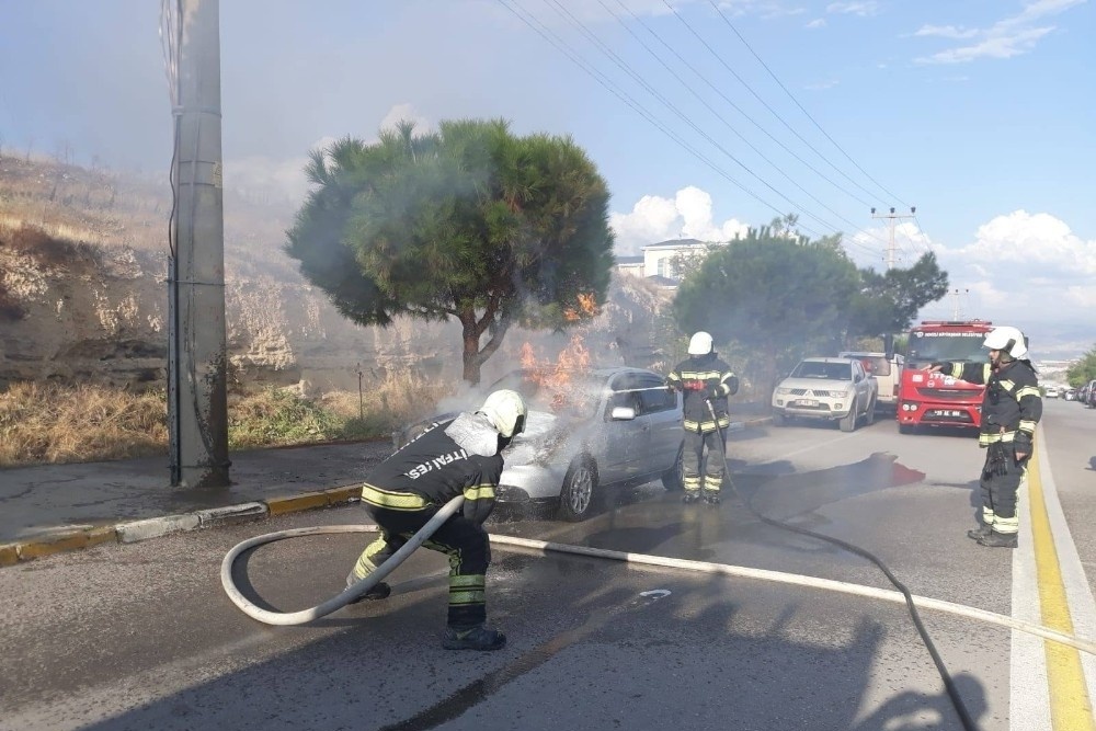 Otomobiliyle seyir halinde olan sürücü, aracından çıkan dumanları fark edince kendini dışarı attı