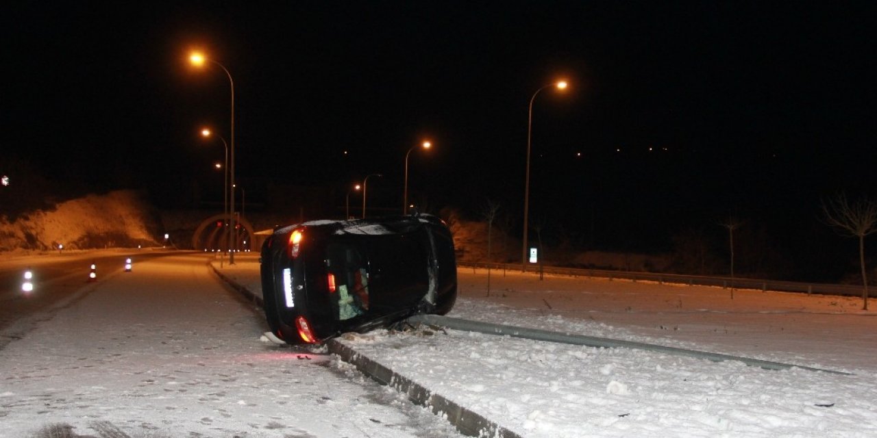 Sinop’ta Aydınlatma Direğine Çarpan Otomobil Yan Yattı: 3 Yaralı