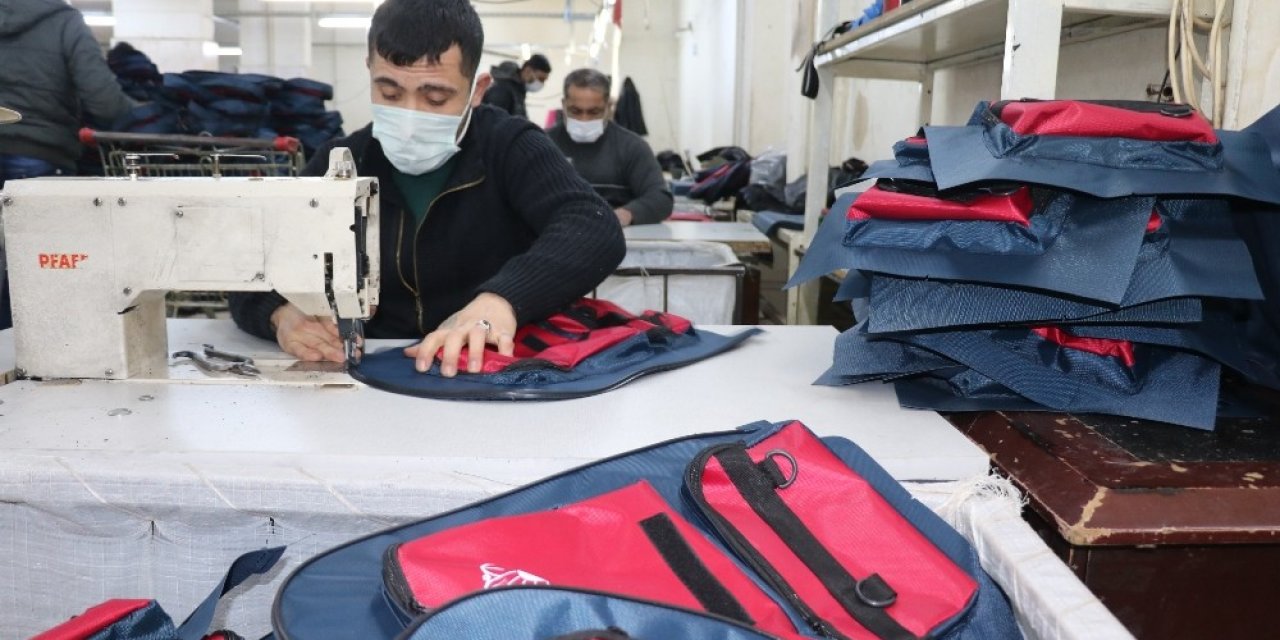 Okullar Açılmayınca Çantalar Elde Kaldı