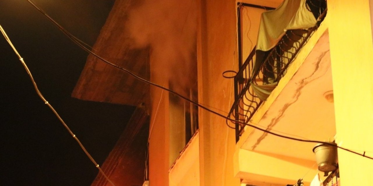 İzmir’de Yangın Paniği: 1’i Bebek 4 Kişi Dumandan Etkilendi