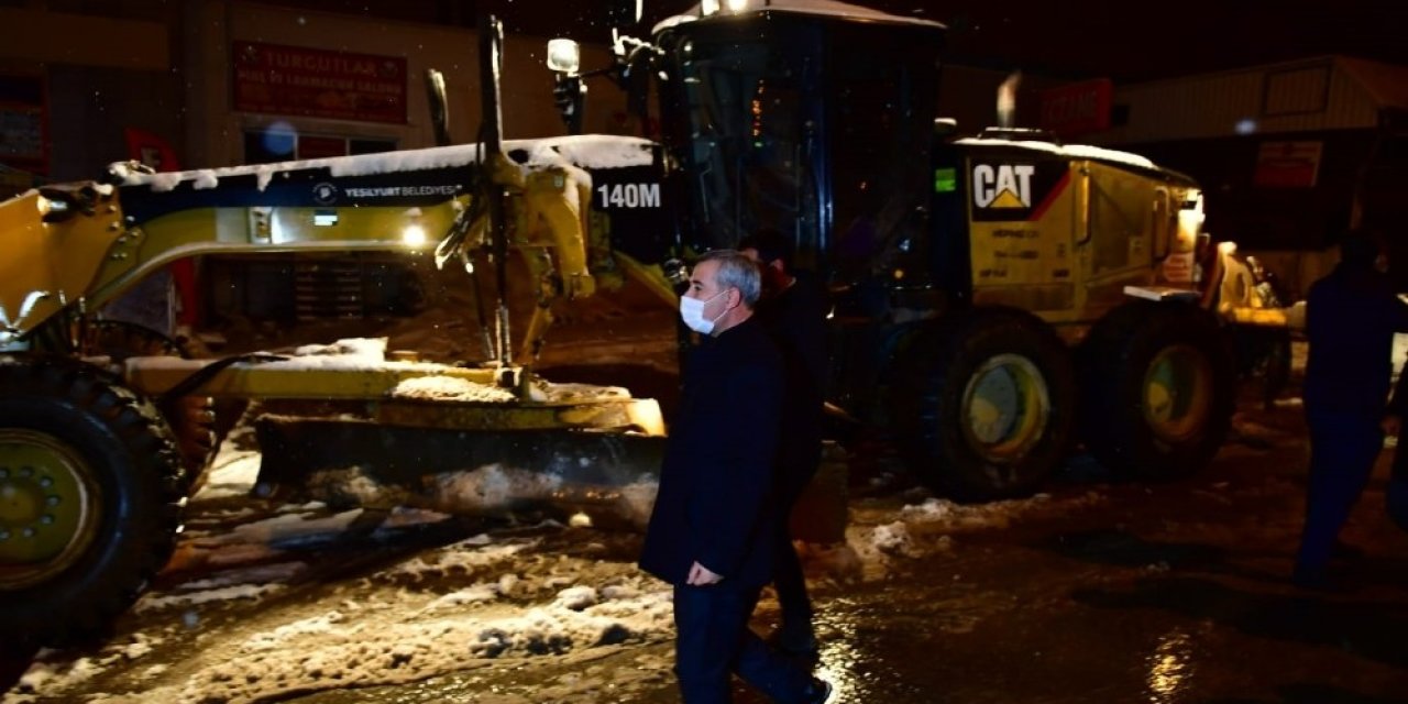 Yeşilyurt’ta Buzlanma Ve Dona Karşı Tuzlama Çalışmaları