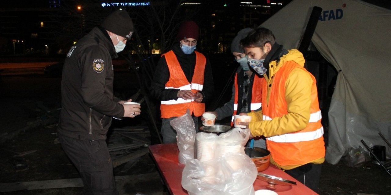 Hasarlı Binalarda Nöbet Tutan Bekçilere Çorba İkramı