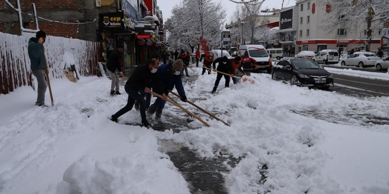 Belediye Ekiplerinden Kar Mesaisi
