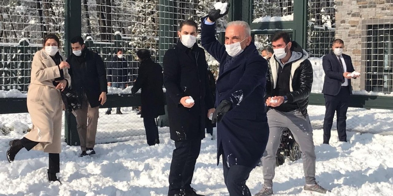 Gençlerin İsteğini Kırmayan Belediye Başkanı Kartopu Savaşında